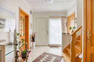 Maison semi-ouverte bien entretenue, idéalement située dans une rue à circulation limitée et à distance de marche des commerces et des transports...