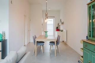 INDELING: Gelijkvloers: - inkomhal met gastentoilet- lichtrijke ruime leefruimte met volledig ingerichte open keuken- praktische bergruimte - tuin...