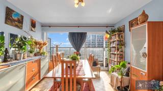 <p><span>Square Estate presenteert u dit appartement met 2 slaapkamers, gelegen in Jette op de 17e verdieping van een mede-eigendom, met een vrij uitzicht en veel natuurlijke lichtinval.</span></p><p><span>Het appartement bestaat uit een inkomhal met ingebouwde kasten, een ruime woonkamer met toegang tot een groot terras, een ingerichte keuken, twee slaapkamers, een doucheruimte en een nachthal.</span></p><p><span>Daarnaast beschikt het appartement over een kelder en een garagebox, wat extra opbergruimte en parkeergelegenheid biedt.</span></p><p><span>Aanvullende informatie:</span></p><ul><li><span>EPC: D</span></li><li><span>Kadastraal inkomen: 1.246</span></li><li><span>Elektrische installatie niet conform</span></li></ul><p><span>Dankzij de ligging op een hoge verdieping, het ruime terras en de praktische indeling vormt dit appartement een mooie opportuniteit, zowel voor eigen bewoning als voor investering.</span></p><p><span>Voor bijkomende informatie of om een bezoek te plannen, kunt u contact opnemen met Square Estate via 02/460.42.01 of per e-mail via <span>info@square-estate.be</span></span></p>