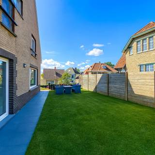 Deze ruime koppelvilla op 310m² met 4 slaapkamers te Koksijde-Bad is een unieke kans voor wie op zoek is naar comfortabele woon- of vakantieverblijf. Gelegen in een residentiële wijk op wandelafstand van het strand (700m) en de winkelstraat (300m), beschikt deze halfopen bebouwing over de ideale locatie. <br /><br />De woning is volledig onderkelderd en voorzien van een dubbele garage en waslokaal op dit verdiep. De woning beschikt verder nog over een ruime inkomhall met apart toilet, gezellige living van 48m² met aan de straatzijde een gezellig balkon en een aparte ingericht keuken. Op het verdiep zijn 4 slaapkamers, een badkamer, apart toilet en een zolderruimte toegankelijk via vaste trap. Deze extra ruimte kan zeker ingericht worden als extra slaapkamer. <br /><br />Tuin rondom de woning. Voor de inpandige dubbele garage is nog een privé-oprit met 2 parkeerplaatsen voorzien. <br /><br />Wordt dit uw nieuw verblijf aan de kust? Contacteer ons dan snel voor meer info of een bezoek ter plaatse op 059/250 590. <br /><br />Neem voorsprong met een vrijblijvende en gratis schatting van uw eigendom via:<br />http://www.residentievastgoed.be/gratisonlineschatten<br /><br />EPC: 288 UC: 3512394 (klasse C - geen renovatieplicht) (Ref. NI26239)