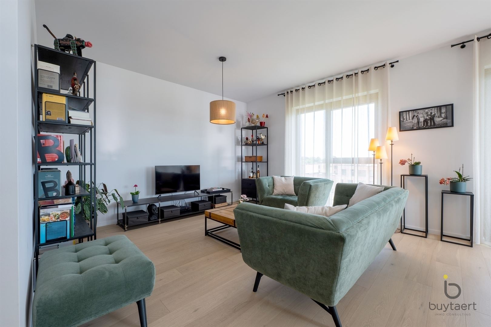WONEN IN STIJL: een knap 2-slaapkamer appartement op de 3de verdieping met terras te Deurne-Zuid! - foto 4