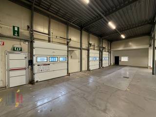 Top gelegen magazijnruimte met ruim oppervlak van 2.005 m² opslagruimte of werkplaats in combinatie met 669 m² recent gerenoveerde kantoren...