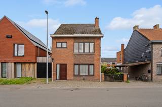 <p>In de groene omgeving van Zele vindt u deze te renoveren woning met tal van mogelijkheden. De woning beschikt over drie slaapkamers en een aangename leefruimte met veel natuurlijke lichtinval dankzij de veranda. Verschillende authentieke elementen zorgen hierbij voor extra charme.</p><p></p><p>Aansluitend bevindt zich een ruime keuken, waarbij er de mogelijkheid bestaat om de keuken en leefruimte samen te voegen tot een moderne en lichtrijke woonruimte. Achteraan de woning is er bovendien een extra ruimte aanwezig die perfect kan dienen als opslagplaats, hobbyruimte of werkplaats.</p><p></p><p>De woning geniet van een rustige ligging in een groene omgeving, terwijl voorzieningen, winkels en verbindingswegen vlot bereikbaar blijven. Aan de woning is ook voldoende parkeergelegenheid aanwezig.</p><p></p><p>Dankzij het aanwezige volume, de functionele indeling en de uitbreidingsmogelijkheden vormt deze woning een uitstekende opportuniteit voor wie op zoek is naar een woning met potentieel op een aantrekkelijke locatie.</p><p></p><p>Interesse in deze woning met potentieel? Neem gerust contact op voor meer informatie of een bezoek!</p>