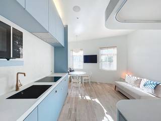 Prachtige stijlvolle en energiezuinige gerenoveerde studio, gesitueerd in een residentie met authentieke charme.<br />De buitengevel en de traphal met lift werden recent volledig vernieuwd, inclusief een indrukwekkende brede eiken trap die direct naar de studio leidt.<br />Deze studio biedt maximaal comfort, met zowel verwarming als airconditioning, en is uitgerust met een geavanceerd domoticasysteem van Loxone.<br />Met aanwezigheidssensoren en automatische bediening kunnen verlichting, verwarming, koeling, muziek, ventilatie en meer eenvoudig worden beheerd, zowel via je smartphone op locatie als op afstand.<br />De praktische indeling van de studio omvat een geïntegreerde was- en droogcombinatie, digitale tv, en een compleet ingerichte keuken en badkamer.<br />De slaapgelegenheid is geschikt voor vier personen, dankzij een comfortabele slaapbank in de open leefruimte en een tweepersoonsbed op de hoogslaper.<br />Gelegen op een ideale plek tussen het station van Duinbergen en de Zeedijk, bevindt de studio zich tegenover de tramhalte van Duinbergen, precies tussen Heist en Knokke.<br />De rustige ligging aan de zonnige achterkant van het gebouw zorgt voor extra wooncomfort. Voor de residentie is er een fietsenstalling en er is voldoende parkeergelegenheid in een groene omgeving in de buurt.<br />Door de lage vaste kosten, dankzij het beperkte aandeel in de gemeenschappelijke lasten, is deze studio perfect geschikt als starterswoning of vakantieverblijf.<br />De studio is bovendien met veel oog voor detail afgewerkt en op maat ontworpen.<br />Belangrijk om te weten: er is geen expliciete bouwvergunning aanwezig, er wordt beroep gedaan op het onweerlegbaar vermoeden van vergunning voor constructies opgericht vóór 22 april 1962.