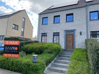 <strong>Recent Spacious semi-detached house, ideally located 1km from the center of Sterrebeek.</strong><br />Ground floor: Entrance hall, WC, spacious living room with open equipped kitchen, storage room, terrace and garden (West).<br />First floor: 4 bedrooms and bathroom with shower, double sink and WC.<br />Second floor: 2 bedrooms, shower room with shower, WC and sink and technical storage room.<br />Floor -1: spacious garage and cellar.