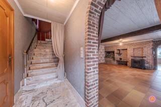 In het hart van Oppuurs, deelgemeente van Sint-Amands, vinden we deze ruime woning terug met een prachtige tuin.<br /><br />We komen binnen via de inkomhal die toegang geeft tot de gezellige en ruime leefruimte. Aansluitend bevindt zich de keuken met toegang tot het deels overdekt terras. Hier kan je genieten van een aperitiefje met zicht op de vijver.<br /><br />De trap in de hal geeft toegang tot de nachthal op de verdieping waar zich drie slaapkamers en de badkamer met bad bevinden.<br /><br />Last but not least, is er een prachtig aangelegde tuin aanwezig waar je aangenaam kan vertoeven.<br /><br />De woning beschikt over een ruime oprit, parkeren vormt dus geen probleem. De ruime garage biedt extra opbergruimte.<br /><br />Mits renovatie kan van deze woning een echt pareltje gemaakt worden.<br /><br />Heb je interesse in deze ruime woning met tuin in Oppuurs?<br />Neem gerust contact op via roy@julimmo.be of 0498 62 74 71.