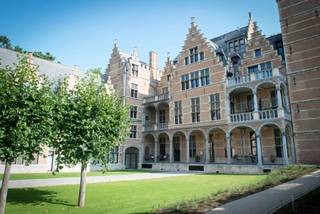 Ruim twee slaapkamer appartement op het kasteeldomein Cantecroy met gezamenlijke tuin en fitness ruimte. Dit ruime twee slaapkamer appartement van...