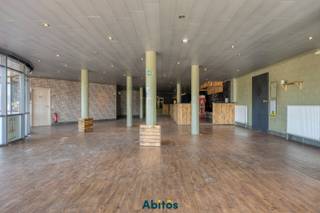 Dit gelijkvloerse handelspand biedt dankzij zijn omvang en flexibele indeling tal van mogelijkheden voor uiteenlopende commerciële activiteiten. Het pand is centraal gelegen in Moerbeke-Waas, in de nabijheid van lokale voorzieningen en belangrijke verbindingswegen. De vlotte bereikbaarheid maakt deze locatie interessant voor zowel klanten, medewerkers als leveranciers.<br /><br />Indeling: Het handelspand bestaat hoofdzakelijk uit een zeer ruime open oppervlakte, aangevuld met twee afzonderlijke ruimtes. Dankzij deze indeling kan het geheel flexibel worden ingericht en aangepast aan de noden van uw onderneming. Verder beschikt het pand over de nodige sanitaire voorzieningen en een achterliggende opslag- of magazijnruimte, wat zorgt voor extra praktische mogelijkheden.<br /><br />Met een totale oppervlakte van ca. 790 m² leent het pand zich uitstekend voor diverse commerciële invullingen, zoals een showroom, fitnessruimte, kantoorconcept, praktijkruimte of opslag.<br /><br />Een belangrijke troef zijn de brede raampartijen aan de voorzijde. Deze zorgen niet alleen voor een aangename natuurlijke lichtinval, maar bieden ook een uitstekende visibiliteit en geven het pand een aantrekkelijke commerciële uitstraling. Achteraan bevindt zich een koer van ca. 110 m².<br /><br />Dankzij de ruime oppervlakte, flexibele indelingsmogelijkheden, goede visibiliteit en centrale ligging vormt dit handelspand een interessante opportuniteit voor ondernemers die op zoek zijn naar een locatie met potentieel in Moerbeke-Waas. Ook voor investeerders biedt dit pand een interessante opportuniteit, met een geschatte huurwaarde van € 2.400 per maand.<br /><br />Vragen? Neem gerust contact op:<br />📞 Gaethan: 0471 08 30 35<br />📧 gaethan@abitos.be