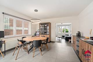 Ben je op zoek naar een instapklare woning met mogelijks 3 slaapkamers, oprit en grote tuin in Aalst? Gevonden!Deze verzorgde woning geniet van een...
