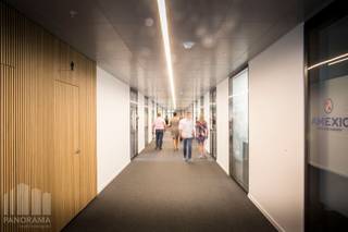 De moderne kantoorruimte van 193 m² op het vijfde verdiep is gelegen op een top-business locatie met groene omgeving, aan de voet van het Atomium met directe aansluiting naar de Ring en A12. Vlotte bereikbaarheid met het openbaar vervoer. De luchthaven van Zaventem bevindt zich op slechts 15 min.<br /><br />Het prestigieus kantoorgebouw geniet van verschillende faciliteiten zoals vergaderzalen, restaurant, permanente technische & commerciële ondersteuning en 24/24u security. Daarnaast is het gebouw voorzien van zonnepanelen, airconditioning, veel lichtinval en een strakke eigentijdse look. Tevens is er een zeer ruime parking voorzien van 1.500 parkeerplaatsen (in- en outdoor) met laadmogelijkheden. Afhankelijk van uw bedrijfsbehoeften zijn grotere of kleinere oppervlaktes bespreekbaar. Onmiddellijk beschikbaar!<br /><br />Aarzel niet om contact op te nemen met <strong>PANORAMA B2B </strong>voor bijkomende inlichtingen, gedetailleerde plannen of een vrijblijvend plaatsbezoek via <strong>0477 09 00 09.</strong>