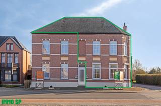 Statige halfopen herenwoning met karakter te centrum Ramsel - ideaal voor kangoeroewonen of vrije beroepen.<br /><br />In het centrum van Ramsel, een deelgemeente van Herselt, ligt deze ruime en karaktervolle herenwoning op een perceel van ca. 946 m². Dankzij de veelzijdige indelingsmogelijkheden is dit pand perfect geschikt als gezinswoning, kangoeroewonen/co-housing. Daarnaast leent dit pand zich uitstekend voor vrije beroepen zoals een praktijkruimte, kantoor of atelier, B&B, waarbij wonen en werken gecombineerd kunnen worden.<br /><br />Dit pand is voorzien van:<br />- Een volledig geïnstalleerde eigen keuken en badkamer<br />- Drie ruime slaapkamers<br />- Een lichtrijke leefruimte met veranda<br /><br />De woning beschikt over een ruime tuin, die ook langs de zijkant bereikbaar is, en een groot bijgebouw met twee garages en een carport voor 2 voertuigen. Deze extra ruimte biedt tal van mogelijkheden, zoals opslagruimte, een werkplaats of uitbreiding van een praktijk.<br /><br />EPC: 662 kWh/m²<br /><br />Centraal gelegen in het hart van Ramsel met een vlotte verbinding naar de omliggende gemeenten, liggen alle voorzieningen op wandelafstand.<br /><br />Nog vragen? Contacteer Immo SP op het nummer 014/59.10.20 of via indi@immosp.be.