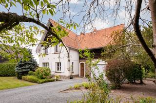Op een zeer gunstige locatie in Onze-Lieve-Vrouw-Waver, aan de Bergstraat 16, bevindt zich deze ruime en karaktervolle woning op een perceel van maar liefst 9,6 are. De woning geniet van een uitstekende bereikbaarheid, met winkels, scholen en het centrum van Onze-Lieve-Vrouw-Waver op korte afstand. Ook de aansluiting met de R6 en omliggende gemeenten is vlot bereikbaar, waardoor deze ligging bijzonder interessant is voor wie rustig wil wonen zonder in te boeten aan bereikbaarheid.<br /><br />Bij het betreden van de woning valt meteen het authentieke karakter op. De inkomhal met houten trap vormt een mooie introductie tot de verschillende leefruimtes. Op het gelijkvloers beschikt de woning over een aparte bureauruimte, ideaal voor thuiswerk, een vrij beroep of als extra polyvalente kamer.<br /><br />De leefruimte bestaat uit een ruime en lichtrijke woonkamer die aansluit op de eetkamer. Dankzij de vele en grote raampartijen geniet de woning van bijzonder veel natuurlijke lichtinval en een aangenaam zicht op het groen rondom de woning. De verschillende leefruimtes beschikken over mooie authentieke elementen en bieden heel wat mogelijkheden om de woning verder naar eigen smaak in te richten.<br /><br />Aansluitend bevindt zich de keuken, die praktisch is ingericht en rechtstreeks aansluit op de overige leefruimtes. Zowel keuken als badkamer kunnen naar hedendaagse normen verder worden gemoderniseerd, waardoor toekomstige eigenaars de mogelijkheid krijgen om deze woning volledig naar hun eigen stijl af te werken.<br /><br />Op de verdieping bevinden zich maar liefst vijf slaapkamers, waardoor de woning bijzonder geschikt is voor een groter gezin of voor wie nood heeft aan meerdere slaap-, hobby- of werkruimtes. Daarnaast is er een badkamer met douche, wastafel en toilet.<br /><br />Ook buiten heeft deze woning heel wat te bieden. Het perceel van 9,6 are is mooi groen aangelegd en biedt zowel voor- als achteraan veel privacy en ruimte. De tuin vormt een aangename omgeving om tot rust te komen en biedt voldoende mogelijkheden voor gezinnen, tuinliefhebbers of wie graag buiten vertoeft. Aan de voorzijde is er bovendien ruime parkeergelegenheid en beschikt de woning over een inpandige garage. Buiten is er ook een bijgebouw dat ideaal is voor wie extra stockage ruimte nodig heeft of  graag zijn tuingerief stockeert. <br /><br />Kortom, een ruime woning met karakter, vijf slaapkamers, aparte bureau, garage en een mooi perceel van 9,6 are, gelegen op een bijzonder interessante locatie vlak bij het centrum, winkels en belangrijke verbindingswegen. Een eigendom met een sterke basis en heel wat mogelijkheden voor wie op zoek is naar ruimte, karakter en een uitstekende ligging.<br /><br />Voor interactieve grondplannen met foto’s, ga naar www.wijns.be en klik op de knop “virtueel bezoek”.<br />Info &amp; afspraak:  ☎ 0473/33 33 10   ✉ geoffry@wijns.be