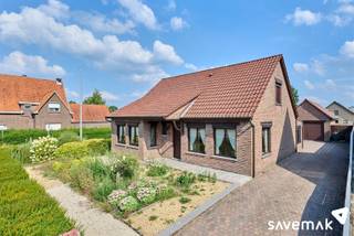 <p><span>Deze gelijkvloerse woning is werkelijk instapklaar</span></p><p><span> </span></p><p><span>Op de benedenverdieping vinden we klassiek de hal, leefruimte en de keuken. Verder is er een ruime veranda die uitgeeft op de zuidgerichte tuin en een ruime slaapkamer. Bovendien is er een apart gastentoilet.</span></p><p><span>Ook de badkamer bevindt zich op de begane grond.</span></p><p><span>Mits het plaatsen van een vaste trap, kan u de 2 reeds ingerichte kamers op zolder gebruiken.</span></p><p><span>Achteraan geniet u van een ruim perceel grond met een grote vrijstaande garage.</span></p><p><span> </span></p><p><span>Technisch:</span></p><p><span>+ volledig voorzien van kruipkelder</span></p><p><span>+ geen renovatieverplichting</span></p><p><span>+ asbestveilig!</span></p><p><span> </span></p><p><span>Disclaimer: op de foto’s werden de muren en plafonds wit gemaakt met behulp van AI. Aan de constructie werd niets aangepast.</span></p><p><span>Bestuursmaatregelen in het maatregelenregister: nee</span><span> </span></p><p><span> </span></p>