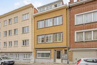 <p><strong><em>Interessante opbrengsteigendom bestaande uit 1 appartement, 1 studio en 5 kamers gelegen op een uitstekende locatie in het centrum van Leuven.</em></strong></p><p><strong><em>Uitstekende locatie in de buurt van de Naamsepoort. Studentikoze buurt. Heel vlotte verbindingen naar verschillende campussen in de stad, evenals sportkot, campus Arenbergh en campus Gasthuisberg. Makkelijk te verhuren.</em></strong></p><p> </p><p>Het gebouw is helemaal in orde. Het werd grondig gerenoveerd in 2012 en 2020.</p><p>Er werden recent nog aanpassingen gedaan in het kader van de brandveiligheid. Er werd dan ook een nieuw, positief brandpreventieverslag afgeleverd.</p><p>Ook de elektriciteit is conform. Gunstige epc-labels.</p><p> </p><p>Alle entiteiten zijn verhuurd. Zowel studenten als niet-studenten zijn mogelijk.</p><p>Huurcontracten en plaatsbeschrijvingen zijn geregistreerd; waarborgen zijn gesteld.</p><p>Maandelijkse bruto huuropbrengst: 4.741,75 €</p><p>Jaarlijks bruto huuropbrengst: 56.901,00 €</p><p>Bruto rendement: 3,95% (incl registratierechten en notariskosten)</p><p> </p><p><strong><u>Beschrijving gebouw:</u></strong></p><p><strong><u>Kelder:</u></strong></p><p>Tellerlokaal en veel bergruimte</p><p> </p><p><strong><u>Gelijkvloers:</u></strong></p><p>Gemeenschappelijke inkomhal.</p><p>De fietsenkoer is achteraan bereikbaar via de Constantin Meunierstraat.</p><p> </p><p><strong>studio 00.01</strong></p><p>Leefruimte met keukenmeubel en met slaaphoek: 28,55 m² - Badkamer: 4,91 m² (toilet – douche – wastafel)</p><p>Totale opp: <strong>33,46 m²</strong></p><p>EPC: 263 kWh/m²/jaar (label C) - Asbestinventaris: geen asbest</p><p>Elektriciteit: individuele teller - Water: individuele teller - Gas: individuele teller.</p><p>Huurprijs: 750 €/maand - Provisie: 0 €</p><p> </p><p><strong>Appartement 00.02</strong> (met één kamer)</p><p>Inkomhal met berging: 4,94 m² - Toilet: 0,93 m² - Badkamer: 9,49 m² (toilet - douche – wastafel) - Slaapkamer: 13,01 m² - Woonkamer met open keuken: 30,50 m²</p><p>Totale opp: <strong>58,87 m²</strong></p><p>EPC: 214 kWh/m²/jaar (label C) - Asbestinventaris: geen asbest</p><p>Elektriciteit: individuele teller - Water: individuele teller - Gas: individuele teller.</p><p>Huurprijs: 877,36 €/maand - Provisie: 0 €</p><p> </p><p><strong><u>Eerste verdieping:</u></strong></p><p><strong>Kamer 01.01</strong></p><p>Leefruimte met keukenmeubel: 17,69 m² - Badkamer: 7,28 m² ( toilet – douche – wastafel)</p><p>Totale opp: <strong>24,97 m²</strong></p><p>EPC: 216 kWh/m²/jaar (label C) - Asbestinventaris: geen asbest </p><p>Elektriciteit: individuele teller - Water: individuele teller - Cv: gemeenschappelijk</p><p>Huurprijs: 570,33 €/maand - Provisie: 75 €/maand</p><p> </p><p><strong>Kamer 01.02</strong></p><p>Leefruimte met keukenmeubel: 19,88 m² - Badkamer: 5,24 m² (toilet – douche – wastafel)</p><p>Totale opp: <strong>25,12 m²</strong></p><p>EPC: 233 kWh/m²/jaar (label C) - Asbestinventaris: geen asbest</p><p>Elektriciteit: individuele teller - Water: individuele teller - Cv: gemeenschappelijk</p><p>Huurprijs: 558 €/maand - Provisie: 50 €/maand</p><p> </p><p><strong><u>Tweede verdieping</u></strong></p><p><strong>Kamer 02.01</strong></p><p>Leefruimte met keukenmeubel: 17,69 m² - Badkamer: 7,41 m² (toilet – douche – wastafel)</p><p>Totale opp: <strong>25,10 m²</strong></p><p>EPC: 241 kWh/m²/jaar (label C) - Asbestinventaris: geen asbest</p><p>Elektriciteit: individuele teller - Water: individuele teller - Cv: gemeenschappelijk</p><p>Huurprijs: 575 €/maand - Provisie: 25 €/maand</p><p> </p><p><strong>Kamer 02.02</strong></p><p>Leefruimte met keukenmeubel: 19,79 m² - Badkamer: 5,24 m² (toilet – douche – wastafel)</p><p>Totale opp: <strong>25,03 m²</strong></p><p>EPC: 217 kWh/m²/jaar (label C) - Asbestinventaris: geen asbest</p><p>Elektriciteit: individuele teller - Water: individuele teller - Cv: gemeenschappelijk</p><p>Huurprijs: 589,06 €/maand – Provisie: 75 €/maand</p><p> </p><p><strong><u>Derde verdieping:</u></strong></p><p>Uitgeruste gemeenschappelijke keuken met eethoek en een bergruimte:</p><p> </p><p><strong>Kamer 03.01</strong></p><p>Inkomhal met toilet: 2,83 m² - Leefruimte met keukenmeubel: 17,04 m² - Badkamer: 6,25 m² (douche – wastafel)</p><p>Totale opp: <strong>26,12 m²</strong></p><p>EPC: 311 kWh/m²/jaar (label D) - Asbestinventaris: geen asbest</p><p>Elektriciteit: individuele teller - Water: individuele teller - Cv: gemeenschappelijk</p><p>Huurprijs: 547 €/maand – Provisie: 50 €/maand</p><p> </p><p><em>Zou u dit pand graag eens bezoeken? Bel </em><strong><em>0495 748 213</em></strong><em> of </em><strong><em>peter.boogaerts@living-stone.be</em></strong></p><p> </p>