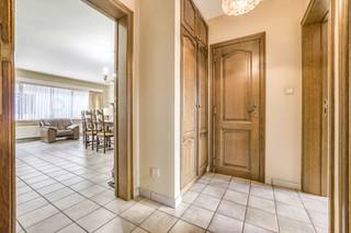 Immo Pické biedt U dit zeer gunstig gelegen appartement aan op de eerste verdieping (zonder lift) en gelegen in het centrum van Halle. Het appartement is gelegen in de nabijheid van winkels, scholen, openbaar vervoer en de belangrijkste verbindingswegen. Het appartement bestaat uit een inkomhal, een lichtrijke woonkamer met eetplaats, een keuken, 2 slaapkamers (10m² en 11m²) en een badkamer. Daarnaast beschikt het appartement nog over een balkon aan één van de slaapkamers. Verder vinden we op het gelijkvloers nog een berging met aansluiting van de wasmachine en een privatief tuintje. Tenslotte is de GESLOTEN GARAGEBOX INBEGREPEN in de vraagprijs. Maandelijkse lasten 178,75 euro per maand (brandverzekering, onderhoud en elektriciteit van de gemeenschappelijke delen, syndicus, koud water, ...)