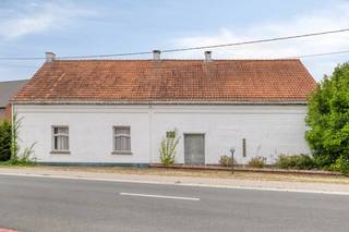 Te renoveren hoeve anno 1911, dewelke in de jaren '70 al eens grondig gerenoveerd werd. De woning bevindt zich op de hoek van de Slekkestraat en Poederleesteenweg, op een perceel van 2146m². Indeling van de woning: - veranda - keuken- leefruimte - wasplaats/bijkeuken- 3 slaapkamers - 2 badkamers - wijnkelder - zolder met vaste trapTroeven van de woning: - uitbreidingsmogelijkheden op de zolder van ca. 200m²- verkavelen mogelijk onder voorwaarden Bereikbaarheid van de woning: - Poederlee: 4 km - centrum Lichtaart: 2,5 km- supermarkt: 1,9 km- openbaar vervoer: 78 m Dit pand is onderworpen aan de renovatieverplichting van de Vlaamse overheid voor residentiële gebouwen (behoudens bij sloop binnen 5 jaar na de aankoop). Consulteer voor meer informatie de website van het Vlaams Energie- en Klimaatagentschap via https://www.vlaanderen.be/een-woning-kopen/renovatieverplichting-voor-residentiele-gebouwen