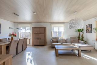 Deze vrijstaande woning in een <strong>rustige, residentiële wijk</strong> heeft een oprit met rode toegangspoort en een inpandige garage. De voordeur bevindt zich aan de zijkant van de woning en geeft toegang tot de centrale hal.<br /><br />Meteen rechts ligt de <strong>eerste slaapkamer</strong>. Verder in de hal vind je rechts de<strong> ruime, lichtrijke woonkamer</strong> met een gezellige zit- en eethoek. Via de woonkamer kom je in de <strong>keuken</strong>, die rechtstreeks toegang geeft tot de<strong> zuidwestgerichte tuin </strong>met overdekt terras. Hier kan je volop genieten van het buitenleven. Het plafond in de keuken is momenteel opengelaten om de structuur erboven te tonen. De plafondafwerking is beschikbaar en kan indien gewenst geplaatst worden.<br /><br />Tegenover de voordeur ligt de <strong>badkamer </strong>met douche, ligbad en dubbele lavabo. Naast de badkamer bevindt zich de <strong>tweede slaapkamer</strong>. Er is ook een <strong>apart toilet</strong>.<br /><br />In de<strong> inpandige garage</strong> staan de technische installaties en is er een praktische wasplaats met ruimte voor een wasmachine en droogkast. Via de zoldertrap bereik je de bovenverdieping. Op deze plek is er ook ruimte om eventueel een vaste trap te plaatsen.<br /><br />De <strong>ruime zolderverdieping </strong>biedt heel wat mogelijkheden. Aan het einde is al een <strong>derde slaapkamer</strong> ingericht. De rest van de verdieping kan je nog naar eigen wens afwerken, bijvoorbeeld met extra slaapkamers, een bureau of een hobbyruimte.<br /><br /><strong>Troeven: </strong>
<ul>
<li>Gunstig EPC (label B);</li>
<li>14 zonnepanelen met thuisbatterij;</li>
<li>conforme elektrische installatie;</li>
<li>asbestveilig.</li>
</ul>
Voor meer informatie en een bezoek, neem dan contact op met <strong>Debora</strong> via<strong> debora@convas.be</strong>