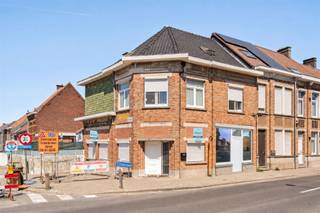 <p><strong>Instapklare en verrassend ruime woning</strong> met <strong>5 slaapkamers</strong>, <strong>zeer grote garage</strong> en stadstuin, goed gelegen langs een invalsweg! Deze perfect onderhouden woning combineert comfort, ruimte en functionaliteit, ideaal voor grote gezinnen of wie wonen en werken wil combineren.</p><p><strong>INDELING:</strong><br />Gelijkvloers: grote en lichtrijke leefruimte, extra zithoek of bureau, veranda, volledig geïnstalleerde keuken, bijkeuken met berging, wasplaats, douchekamer met toilet en een <strong>uitzonderlijk ruime garage (±60 m²)</strong>. Daarnaast is er een gezellige <strong>stadstuin</strong> en een staankelder.<br />Eerste verdieping: overloop en <strong>4 ruime slaapkamers</strong>.<br />Tweede verdieping: <strong>5de slaapkamer</strong> met mogelijkheid tot het creëren van extra kamers of een polyvalente ruimte.</p><p><strong>Wat maakt dit pand uniek?</strong><br />♦ 5 slaapkamers – instapklaar en perfect onderhouden – zeer grote garage (±60 m²) – centrale verwarming op gas – dubbele beglazing met rolluiken – <strong>recent geïsoleerd dak</strong> – droge kelder – stadstuin – uitstekende ligging langs een invalsweg.</p><p><strong>Voor wie is dit pand ideaal?</strong><br />♦ Voor grote of samengestelde gezinnen die veel ruimte zoeken.<br />♦ Voor zelfstandigen of hobbyisten die nood hebben aan een grote garage/werkruimte.<br />♦ Voor wie een instapklare woning zoekt met uitbreidingsmogelijkheden.</p><p>Bezoek na afspraak met <strong>Immo Beguin</strong>, jouw vastgoedexpert sinds 2009.<br />✉️ info@immobeguin.be</p>