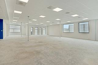 Recent vernieuwd en ruim kantoor (365 m²) te huur in Loppem op goed bereikbare locatie bij oprit E40.<br /><br />Indeling:<br />- Ruim kantoor met open werkplaatsen en afzonderlijke vergaderzalen<br />- Keuken<br />- Toiletten (H/D)<br />- Eerste verdieping<br /><br />Afwerking:<br />- Recente inrichting, renovatie 2019. <br />- Vloerverwarming  (17 °C)<br />- Vernieuwde airco installatie<br />- Led armaturen <br />- Elektronisch sluitsysteem Winkhaus Bluechip met toegangsbeheer<br /><br />Details:<br />- Forfaitaire huurlasten (10% voor de onroerende voorheffing en algemene kosten) <br />- Variabele huurlasten worden eenmaal per jaar afzonderlijk aan de huurder pro rata aangerekend <br />- 8 Parkeerplaatsen met laadmogelijkheid op de buitenparking beschikbaar: € 100/P/maand indien voorzien van laadpaal.<br /><br />Aarzel zeker niet ons te contacteren indien dit bedrijfsvastgoed bestaande uit een kantoor te huur in Loppem u mogelijks kan interesseren.