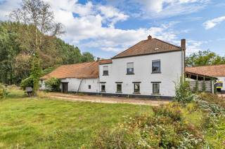 <p>In het landelijke Denderwindeke vindt u deze karaktervolle hoeve met heel wat potentieel. </p><p>Het pand dateert van de jaren '30 en ligt op een ruim perceel van 1.678 m². De woning telt twee bouwlagen met in totaal een bewoonbare oppervlakte van 235 m² en is toe aan renovatie, wat ruimte laat voor afwerking naar eigen smaak. </p><p>Het gelijkvloers omvat onder andere een ruime woonkamer van 49 m² met houtkachel, een leefkeuken, een bureau of eerste slaapkamer en een badkamer. Op het verdiep vinden we onder meer 4 slaapkamers en een badkamer. Bij de woning horen daarnaast een garage van 104 m² en bijgebouwen van 192 m² wat dan weer extra mogelijkheden met zich meebrengt. Ondanks de landelijke ligging bevindt u zich op korte afstand van winkels, scholen en openbaar vervoer. EPC-label F</p>