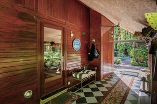 Charmante woning in een prachtige, groene omgeving met veel privacyDeze karaktervolle woning is gelegen in een oase van rust en groen, bereikbaar via...
