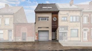 <p>Voor meer info of een bezoek, bel 053 59 49 31 - Deze <strong>unieke architectenwoning</strong> is gelegen langs de Beversesteenweg, een belangrijke verbindingsweg die zorgt voor <strong>een vlotte bereikbaarheid</strong> naar het bruisende stadscentrum van Roeselare, waar u een ruim aanbod vindt aan winkels, horeca, scholen en andere voorzieningen. Ook het openbaar vervoer en diverse handelszaken bevinden zich in de nabije omgeving, wat bijdraagt aan het dagelijks comfort. De woning omvat op het gelijkvloers een inkomhal met gastentoilet, een wasplaats, <strong>een ruime leefruimte</strong> met geïnstalleerde barbecue en <strong>een open keuken met marmeren werkblad</strong>. De imposante raampartijen zorgen voor een overvloed aan natuurlijk licht en bieden een mooi zicht op <strong>de patiotuin</strong>. Verder is er <strong>een inpandige garage aanwezig</strong>. Op de eerste verdieping bevindt zich <strong>een badkamer met alle comfort</strong> en <strong>een slaapkamer </strong>met ingebouwde kasten. De tweede verdieping beschikt over <strong>een hobbykamer/ slaapkamer</strong> en een tweede kamer die kan dienen als kinder- of logeerkamer. Verder is er <strong>een kelder</strong> aanwezig en beschikt de woning over een <strong>onderhoudsvriendelijke tuin met tuinhuis</strong>. <strong>EPC: C - Centrale stofzuiger - Unieke woning - Asbestveilig </strong>(Maatregelen opgenomen in het maatregelenregister: nee)</p>