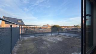 <p>Ontdek dit ruim appartement in het hart van Noorderwijk met een bewoonbare oppervlakte van 85m².</p><br /><p>De goed uitgeruste keuken, met aansluitend  een ruime wasplaats/berging, gaat naadloos over in de gezellige leefruimte. De living is groot genoeg voor een deftig salon en eetkamer. Grote ramen geven toegang tot het terras, en zorgen voor voldoende natuurlijke licht.</p><br /><p>De badkamer is compleet ingericht met een deftig meubel en zowel een douche als een bad.<br />De slaapkamer (4.25x4.25) is voldoende groot om een kleerkast te plaatsen.</p><p><br /> </p><p>Het apartement is pas geschilderd en volledig intapklaar. </p><br /><p>Een carport en maandelijkse voorschotten voor syndicus zijn in de huurprijs inbegrepen.</p><br /><p><strong>Goed om weten: </strong></p><ul><li>Energiezuinig</li><li>EPC: 148 label B</li><li>Verwarming met aardgas - HR condensatieketelj</li><li>Eigen carport ( in prijs inbegrepen )</li><li>Centraal gelegen in Noorderwijk</li><li>Snel beschikbaar <br /> </li></ul><p>Wil jij hier jouw Nxxt Step laten starten? Ga dan naar onze site en vul de aanvraag voor bezoek in.</p><p><br /><strong>Jouw Nxxt Step:</strong><br />Heb je plannen om jouw vastgoed te verkopen of te verhuren? Maak een afspraak met Nxxt Vastgoed voor een gesprek. We bekijken de mogelijkheden, en koppelend die aan jouw noden en wensen. Op die manier maken we samen van jouw vastgoeddroom een Succesvolle Nxxt Step!!</p>