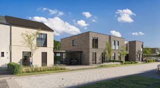 In een familievriendelijke wijk in Gistel realiseert Danneels een verfijnde gezinswoning in hedendaags landelijke architectuur op het lot 5.<br /><br />Deze woning heeft een open woonkamer met afgewerkte eilandkeuken, een garage, 4 ruime slaapkamers, ingerichte badkamer, veel bergruimte en een zuid gerichte omheinde tuin met terras.<br /><br />Het is een zeer energiezuinige woning, uitgerust met geothermische warmtepomp, vloerverwarming, ventilatie met warmterecuperatie en zonnepanelen.<br /><br />Danneels werkt jouw nieuwe thuis sleutel-op-de-deur voor je af, incl. terras, oprit en tuinomheining. Voor een vaste prijs en tegen een afgesproken einddatum. Jij kiest de keuken- en badkamerinrichting, vloer- en wandtegels bij onze partners. Onze klantenbegeleider staat voor je klaar met advies op maat. 