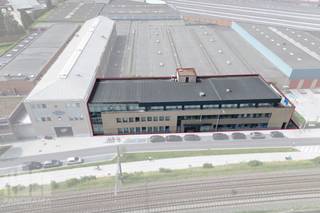 Functioneel kantoorgebouw met een totale oppervlakte van +/- 2.700 m² op een perceel van 1.344 m². Ideaal voor bedrijven, opleidingscentra of organisaties die op zoek zijn naar een representatieve en efficiënte werkomgeving. Het kantoorgebouw is praktisch en functioneel ingedeeld. Het gelijkvloers omvat een verzorgde inkomhal met onthaal, traphal met lift, sanitair en enkele vergaderzalen. Verder beschikt het gebouw op de verdiepingen over meerdere afzonderlijke kantoren, sanitair (m/v), diverse vergaderzalen alsook ruime leslokalen. Aanvullend zijn er een archiefruimtes, een fietsenberging en een ondergrondse parking met maar liefst 36 parkeerplaatsen.<br /><br />De ligging langs de Guido Gezellelaan in Roeselare vormt een extra troef. Op korte afstand van het stadscentrum en het station geniet u van een uitstekende bereikbaarheid dankzij de directe aansluiting op de R32 en de N32, met vlotte verbindingen naar de omliggende gemeenten. Ook de op- en afritten van de E403 bevinden zich vlakbij, waardoor zowel Brugge als Kortrijk snel bereikbaar zijn.<br /><br />Deze strategische locatie maakt het pand bijzonder interessant voor ondernemingen die een vlotte bereikbaarheid voor medewerkers, klanten en bezoekers hoog in het vaandel dragen.<br /><br />Contacteer PANORAMA B2B voor inlichtingen, plannen of een vrijblijvend plaatsbezoek via 0476 215 115.