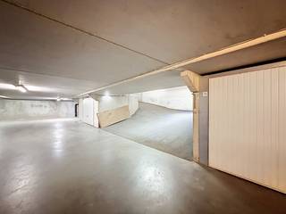 Deze vlot inrijbare garagebox is gelegen op -1 in de Duinenstraat, op de hoek met de K. Mercierstraat, net achter de Zeedijk.Afmetingen van deze...
