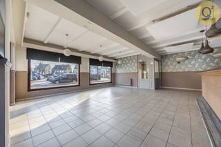 Dit veelzijdige handelspand op het levendige dorpsplein van Zoersel biedt de perfecte basis voor ondernemers die dromen van een centrale locatie...