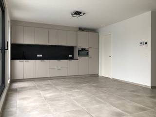 Dit prachtig nieuwbouwappartement maakt deel uit van residentie 'Caela' en hierbij heeft men extra aandacht gespendeerd aan wooncomfort en kwaliteitsvolle materialen. Indeling: een inkomhal met gastentoilet, een woon- en eetkamer 24m² met toegang tot het achtergelegen terras van maar liefst 29m², een half-open ingerichte keuken 6m² die is uitgerust met een koelkast, een elektrisch vuur, een combi-oven, een vaatwasser en opbergkasten. Verder beschikt het appartement over 2 slaapkamers (12m² en 7m²), een berging en een badkamer die voorzien is van een inloopdouche, een dubbel wandmeubel en aansluiting voor wasmachine. Het appartement is uitgerust met een videofoon en een ventilatiesysteem D. Achteraan het appartementsgebouw is er een privatieve garagebox. De unieke ligging in het centrum is een enorm pluspunt. U vertoeft hier op wandelafstand van verschillende supermarkten, winkels, openbaar vervoer en snelwegen.