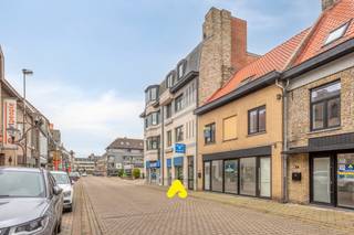 Unieke kans! Ontdek deze volledig in 2025 gerenoveerde en ruime gezinswoning met polyvalente handelsruimte, gelegen op een steenworp van de bruisende Veurnse Markt. Deze woning is werkelijk instapklaar in de ruimste zin van het woord en combineert wonen met een professionele opportuniteit.<br /><br />Op het gelijkvloers bevindt zich de handelsruimte met aparte toegang. De woning zelf heeft een ruime inkomhal, een apart toilet en een erg lichtrijke leefruimte met een schitterende, op-en-top uitgeruste keuken. Aansluitend geniet u van een zonnige stadstuin.<br /><br />De eerste verdieping telt twee ruime slaapkamers en een grote derde kamer, ideaal als polyvalente ruimte of extra slaapkamer. Hier vindt u ook de eerste badkamer met inloopdouche en lavabo.<br />Op de tweede verdieping is de masterbedroom ondergebracht, compleet met een eigen luxueuze badkamer, uitgerust met dubbele lavabo, inloopdouche, ligbad en toilet.<br /><br />De grondige renovatie in 2025 garandeert de recentste technieken: een quasi energieneutraal EPC-label, ventilatiesysteem, nieuw en geïsoleerd dak, volledig asbestvrij, erg performante condensatieketel met vernieuwde leidingen en een conforme elektrische keuring.<br /><br /><u><strong>TROEVEN:</strong></u>
<ul>
<li>Volledig en grondig gerenoveerd in 2025</li>
<li>Handelsruimte met aparte toegang op het gelijkvloers</li>
<li>Quasi energieneutraal EPC en voorzien van moderne technieken</li>
<li>4 ruime slaapkamers (waarvan 1 polyvalent) en 2 badkamers</li>
<li>Schitterende leefkeuken met marmeren blad en zonnige stadstuin</li>
</ul>
<br /><strong>Let op: de foto’s met een sterretje rechtsonder zijn AI-gegenereerd om een beter beeld te geven van de mogelijke inrichting.</strong>
