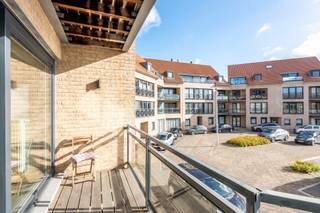 Groot appartement met 2 slaapkamers en een mooi terras te Lissewege. Rustig gelegen in een aangename woonwijk met veel parkeergelegenheid voor...