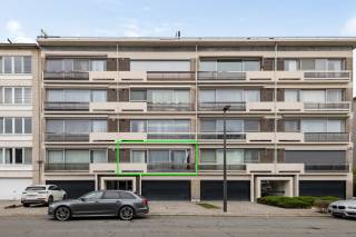 Op zoek naar een modern, instapklaar appartement op een uitstekende locatie? Dit aangename appartement op de eerste verdieping in Mortsel biedt alles wat u nodig heeft om zorgeloos te wonen. Dankzij de aanwezige lift is het gebouw vlot toegankelijk voor iedereen.<br /><br />Bij binnenkomst wordt u verwelkomd in een ruime inkomhal met praktische vestiairekasten, van waaruit u toegang heeft tot alle ruimtes. De lichte leefruimte geniet dankzij een groot schuifraam van een overvloed aan daglicht. Van hieruit bereikt u ook het balkon.<br />De functionele keuken is uitgerust met een gasvuur en spoelbak en biedt eveneens toegang tot het balkon.<br /><br />Verder beschikt het appartement over twee ruime slaapkamers (14/12 m²) en een handige berging, die perfect kan dienen als bureau of dressing.<br /><br />De ruime badkamer is uitgerust met een inloop/regendouche, dubbele lavabo, aansluiting voor een wasmachine én een toilet. Daarnaast is er nog een apart gastentoilet aanwezig.<br /><br />Ten slotte beschikt het appartement over een ondergrondse parkeerplaats (verplicht aan te kopen voor €10.000) en een privatieve kelderberging.<br /><br />De vaste kosten bedragen € 204/maand (werkkapitaal voor onderhoud gemene delen en water).<br /><br />Troeven:<br />+ Bewoners kunnen gebruik maken van de gemeenschappelijke tuin en de fietsenstalling<br />+ 2 volwaardige slaapkamers<br />+ Voldoende opbergruimte voorzien<br />+ Rustige wijk<br />+ Nabij winkels, scholen en openbaar vervoer