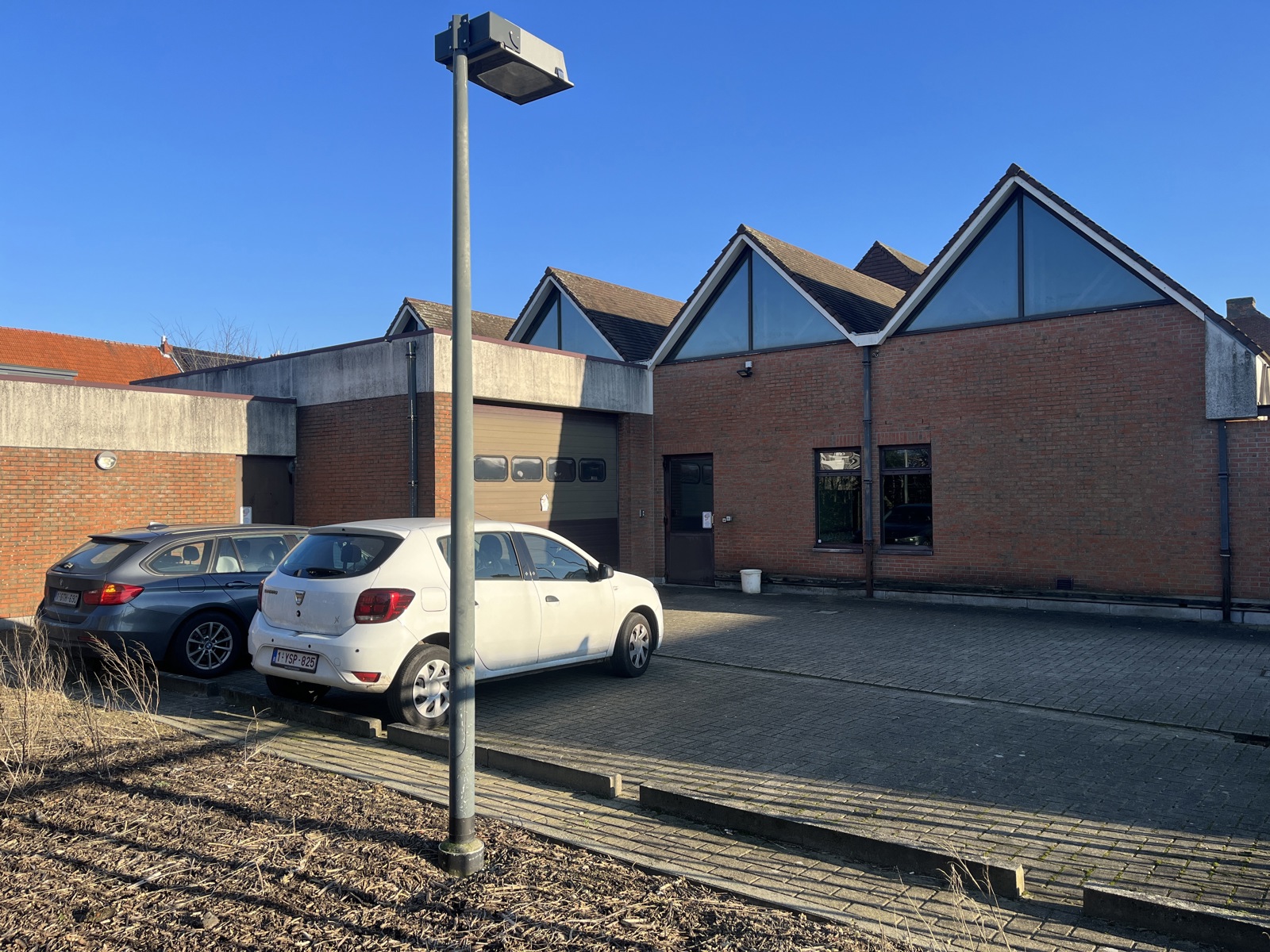 Opsplitsbare polyvalente handelsruimte met parking - foto 1