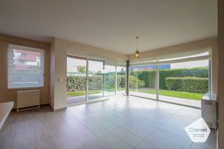Dit verzorgde gelijkvloerse appartement  bevindt zich in een groen domein en is gelegen in een rustige buurt.🛏️ Indeling:2 ruime slaapkamersVolledig...