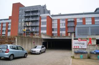 Afgesloten en overdekte autostaanplaats nummer 14 wordt te koop aangeboden.<br /><br />De staanplaats is gemakkelijk toegankelijk en voldoende ruim voor een standaard wagen.<br /><br />Indien u meer info wenst dan kan u mij steeds bereiken via arnaut@immojanstas.be of 0495292080.