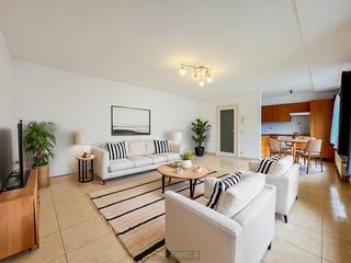 <p>Energiezuinig en INSTAPKLAAR APPARTEMENT met AUTOSTAANPLAATS vormt de ideale combinatie van COMFORT, LOCATIE en BEREIKBAARHEID in hartje OUDENAARDE. De LICHTRIJKE LEEFRUIMTE sluit naadloos aan op de VOLLEDIG UITGERUSTE KEUKEN, ideaal voor wie houdt van OPEN en FUNCTIONEEL WONEN. De VOLWAARDIGE SLAAPKAMER biedt RUST en PRIVACY, terwijl de MODERNE BADKAMER en PRAKTISCHE PRIVATIEVE KELDERBERGING zorgen voor extra gemak. Een INBEGREPEN AUTOSTAANPLAATS in een AFGESLOTEN GARAGE is een WAARDEVOLLE EXTRA in deze CENTRALE OMGEVING. Met zijn BETAALBARE PRIJS en AANTREKKELIJK HUURRENDEMENT van ca. €625/maand is dit appartement niet alleen perfect als STARTERSWONING, maar ook als INVESTERING met POTENTIEEL. Gelegen op WANDELAFSTAND van het STATION, WINKELS en SCHOLEN geniet je hier van een VLOTTE VERBINDING en alle voorzieningen binnen handbereik.</p>
<br /><strong>Adres: </strong>Broekstraat 90 bus 303, 9700 Oudenaarde<br /><br />Geen renovatieplicht; P-score: C, G-score: C