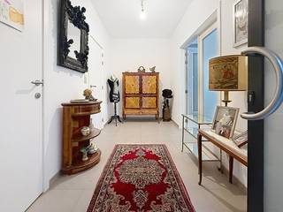 Ruim <strong>gelijkvloers</strong> appartement met tuin.<br /><br /><strong>Indeling</strong><em><strong>:</strong> </em>ruime inkomhal op tegels met gasttoilet, living met openschuivende ramen naar terras en tuin, open volledig ingerichte keuken met toestellen en vaste tafel, aanpalende berging, 2 ruime slaapkamers op tegels, hele ruime badkamer met ligbad, douche, dubbele lavabo, toilet en aansluiting voor wasapparatuur.<br /><br /><strong>Bijzonderheden</strong><em><strong>:</strong></em><br />- CV op gas.<br />- Aparte <strong>garage</strong> met automatische poort.<br />- Beschikbaar: februari 2026<br />- Servicekosten inbegrepen!