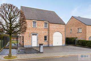 Gelegen in een doodlopende kindvriendelijke verkaveling vinden we deze prachtige open bebouwing op een perceel van 691 m² te Testelt.Deze woning...