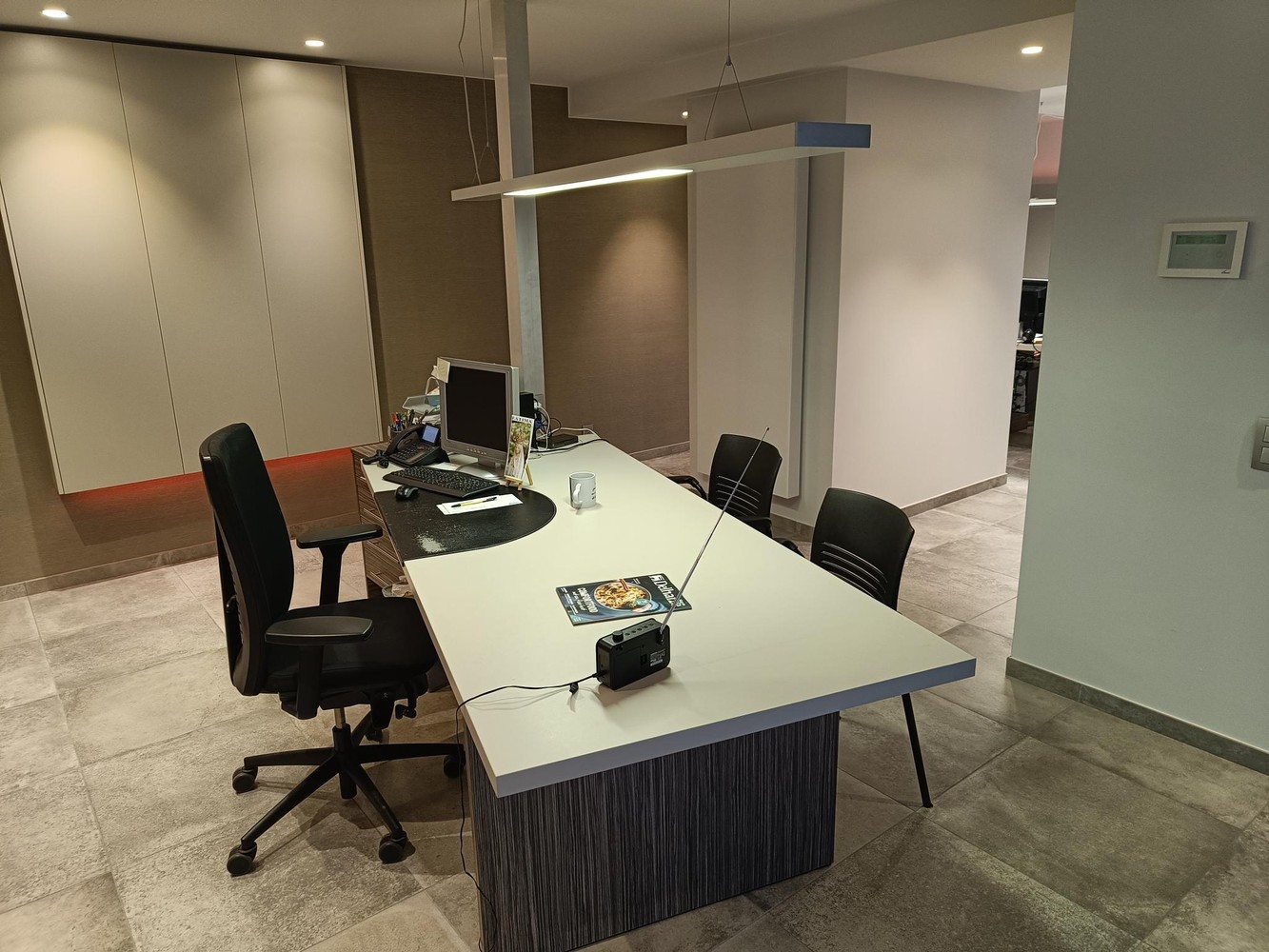 Genk, Winterslagstraat 89/1: Instapklare, bemeubelde bureelruimte incl. parking vlakbij het centrum. - foto 3