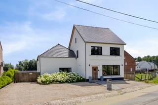 <p>Looking for a property where living and working can be perfectly combined? This renovated home in Rillaar offers space, comfort and numerous possibilities.</p>
<p>The house features a bright living area with open kitchen, a home office (ideal for remote work), and a bedroom with en-suite bathroom on the ground floor.</p>
<p>On the first floor, in addition to two bedrooms and a bathroom, there is a large multifunctional space of approximately 100 m², which can be further arranged according to your needs (extra bedrooms, hobby room, office, etc.). The attic has already been converted into a bedroom.</p>
<p>At the rear of the property, you will find a warehouse of approximately 140 m², ideal as a workspace, storage area or garage.</p>
<p><strong>Key features</strong></p>
<ul>
<li>Living area approx. 220 m²</li>
<li>4 bedrooms</li>
<li>Renovated between 2018 – 2022</li>
<li>Solar panels and air conditioning with heat pump</li>
<li>Additional development potential</li>
<li>Ideal for self-employed activities</li>
</ul>
<p>A unique opportunity for those seeking space and flexibility.</p>
<p>👉 <strong><span>Interested? Contact us today for more information or a viewing!</span></strong></p>