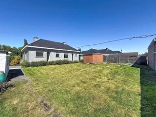 <p>Vrijstaande woning in een rustige en landelijke omgeving bestaande uit een inkomhal, lichtrijke leefruimte, eetplaats, keuken, berging, ingerichte badkamer (ligbad, lavabo en toilet), 2 volwaardige slaapkamers, afzonderlijk toilet, garage en een zuid gerichte tuin met tuinberging. Op het verdiep is een ruime zolder (momenteel 3<sup>de</sup> slaapkamer) die de mogelijkheid biedt om nog extra slaapkamers bij te creëren.</p>
<p></p>
<p>Extra troeven:</p>
<ul>
<li>Rustig doch centraal gelegen</li>
<li>Zuidgericht perceel van 715m²</li>
<li>Oprit voor meerdere wagens</li>
<li>Mogelijkheid tot 4 slaapkamers</li>
<li>Eigendom met veel mogelijkheden</li>
</ul>
<p></p>
<p>Deze woning is te koop ZONDER makelaar via het concept van Smart Houses! Verdere inlichtingen of bezoek? Contacteer rechtstreeks de eigenaar via +32477578613</p>