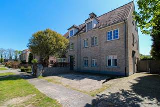 <p><span>Instapklare, energiezuinige, halfopen bebouwing met 3 slaapkamers en zonnige Zuid-tuin</span></p><p><span>Op zoek naar een energiezuinige en comfortabele woning op een rustige, maar centrale ligging? Deze charmante halfopen bebouwing bevindt zich in een doodlopende straat, wat zorgt voor maximale rust en veiligheid, ideaal voor gezinnen.</span></p><p><span>De woning beschikt over drie volwaardige slaapkamers en biedt een aangename, lichtrijke leefruimte waar het heerlijk vertoeven is. De zuidgerichte tuin vormt een absolute troef: hier geniet u de hele dag door van zon en privacy perfect voor ontspanning of gezellige momenten met familie en vrienden.</span></p><p><span>Dankzij de energiezuinige voorzieningen woont u hier niet alleen comfortabel, maar ook met oog voor de toekomst en lagere energiekosten.</span></p><p><span>Bovendien ligt de woning op korte afstand van winkels, scholen, openbaar vervoer en andere faciliteiten, waardoor u alle dagelijkse benodigdheden binnen handbereik heeft.</span></p><p><span>Troeven op een rij:</span></p><ul><li><span>Halfopen bebouwing </span></li><li><span>EPC: B</span></li><li><span>Bruikbare vloeropp. EPC: 202 m²</span></li><li><span>Asbestveilig</span></li><li><span>3 ruime slaapkamers </span></li><li><span>Zuidgerichte tuin </span></li><li><span>Gelegen in een rustige doodlopende straat </span></li><li><span>Energiezuinig en comfortabel </span></li><li><span>Elektriciteit: nt conform</span></li><li><span>Alle comfort</span></li><li><span>P-score: A</span></li><li><span>G-score: A</span></li><li><span>Nabij winkels, scholen en openbaar vervoer </span></li><li><span>Opmetingen zijn indicatief</span></li></ul><p><span> </span></p><p><span>Kortom, een ideale gezinswoning die rust, ruimte en bereikbaarheid perfect combineert. Plan vandaag nog uw bezoek!</span></p><p><span> </span></p><p><span>Vergunning-Woongebied-</span><span>Gn rechterlijke herstelmaatregel of bestuurlijke maatregel opgelegd</span><span>-Gn voorkooprecht-Verkavelingsverg.</span></p><p><span> </span></p><p><span>Info, Nicki, 0496 02 35 68, BIV 514879, nf@janssenenjanssen.be</span></p>