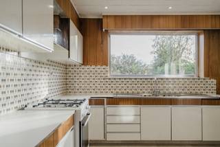 Deze rijwoning is gelegen in de rustige en gezellige Hoevewijk, een kindvriendelijke buurt met een warme bakker net om de hoek en op wandelafstand...