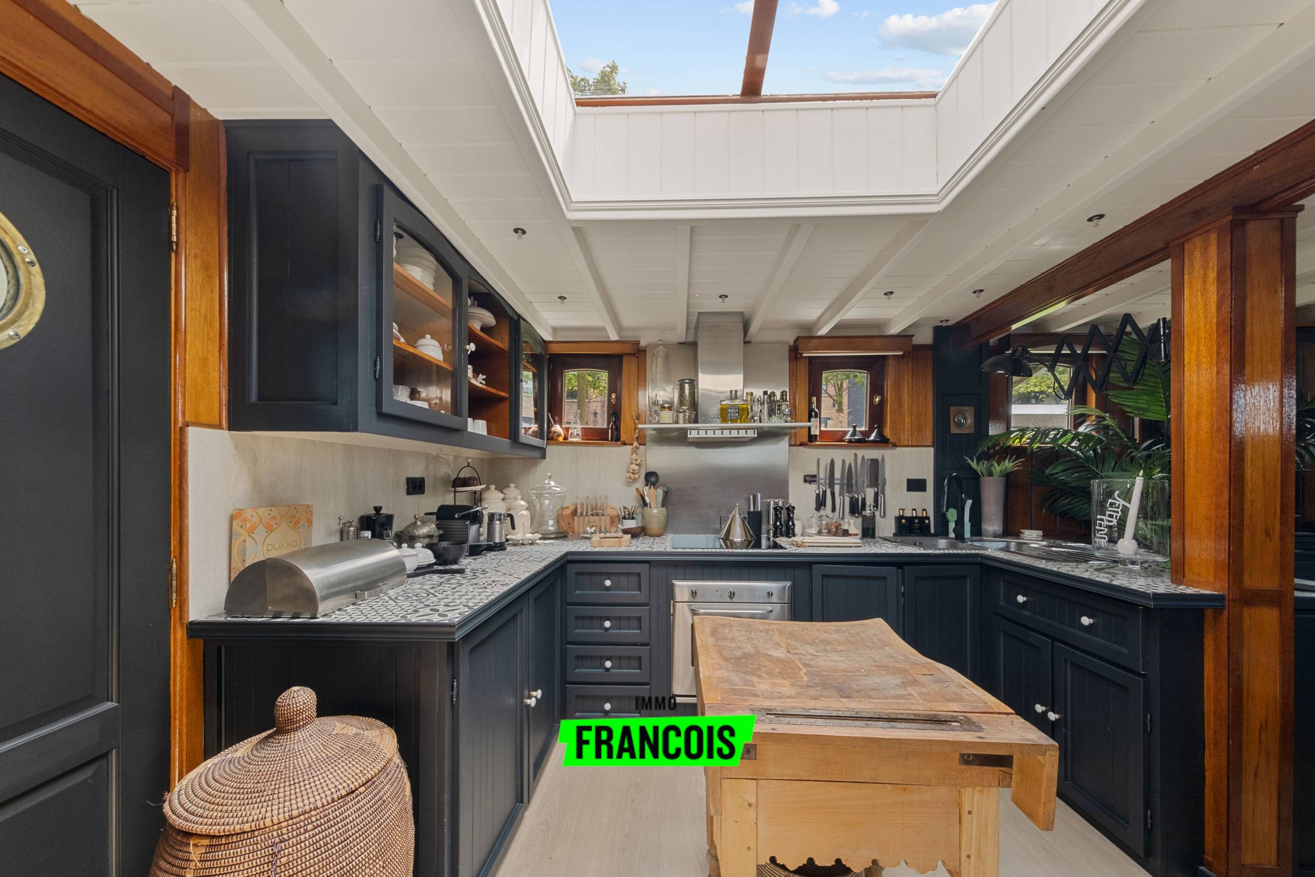 Karaktervolle woonboot met domiciliering (geen registratierechten) met ligplaats op toplocatie te Brugge! - foto 5