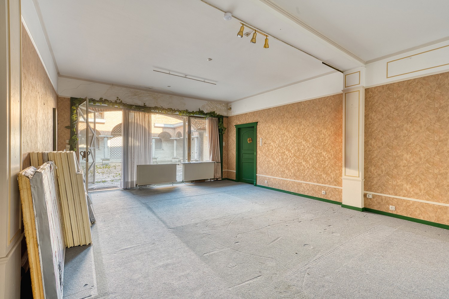 Hartje Brugge  TOP  TOERISTISCHE LIGGING , in de GOUDEN DRIEHOEK, Uitzonderlijk HANDELSPAND ( gevelbreedte 11 meter)                    LICHTRIJKE WINKELRUIMTE ,uitgevend op  Exclusieve STADSPATIO met overdekte rondgang van 105m²+ GARAGE van 30 m²  UNIEK  - photo 5