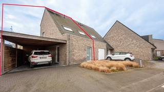 Deze verzorgde halfopen bebouwing uit 2016 biedt een energiezuinig en aangenaam wooncomfort.Via de inkomhal met apart gastentoilet komt u in de...