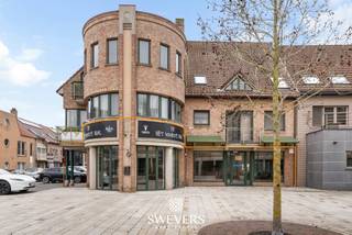 Voor meer info en foto’s, surf naar www.swevers.be – Dit handelspand in het bruisende Beringen biedt een sterke commerciële opportuniteit op een goed bereikbare locatie, op slechts 4 km van de snelwegen. Het pand dateert van 1994 en bevindt zich in op te frissen staat. De handelsruimte op het gelijkvloers omvat 149,87 m² en vormt een open en flexibel in te richten geheel, geschikt voor winkel, praktijk of dienstverlening. Aansluitend bevinden zich ruime kantoorruimtes van 142,57 m², ideaal als burelen, vergaderzaal of administratieve ondersteuning. Op de eerste verdieping is er bijkomende kantoorruimte van 74,92 m², perfect als aparte werkzone of directiekantoor.<br />Verder beschikt het gebouw over vier afzonderlijke toiletten en een praktische kelder van 44,36 m² voor stockage, archief of technische installaties. De ligging is een absolute troef: openbaar vervoer op 60 meter, scholen op 600 meter, ontspanning op 10 meter, restaurants op 100 meter en winkels op 200 meter. Deze centrale omgeving zorgt voor visibiliteit en constante passage.<br />Dankzij de combinatie van ruimte, duidelijke indeling en strategische ligging biedt dit pand een solide basis voor ondernemers die willen groeien. Met een gerichte opfrissing kan hier een hedendaagse handelszaak worden uitgebouwd, volledig afgestemd op eigen noden en visie. Voor meer informatie, bel 011 255 155. Bron bewoonbare oppervlakte: EPC – verslag.